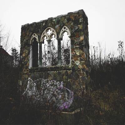 1999 wurde der Park aufgelassen und verfällt seither im Wald