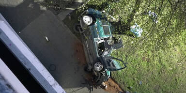 Auto von Parkhaus gest&uuml;rzt