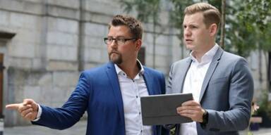 Manuel Matsche und Manuel Danner analysieren die Parkplatzsituation.