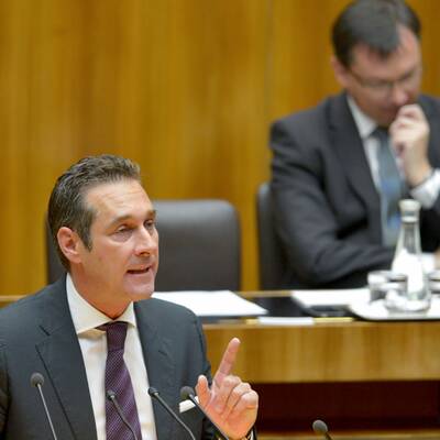 Wehrpflichtsdebatte im Parlament