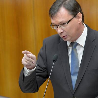 Wehrpflichtsdebatte im Parlament