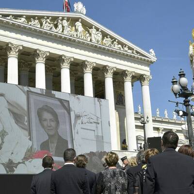 Der Sarg wird aus dem Hohen Haus gebracht