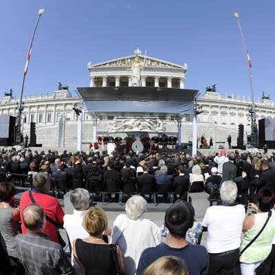 Der Sarg wird aus dem Hohen Haus gebracht