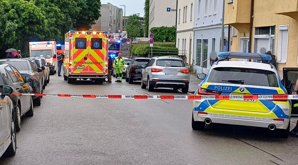 48-Jähriger rast mit Auto in Ehefrau und Tochter (5)