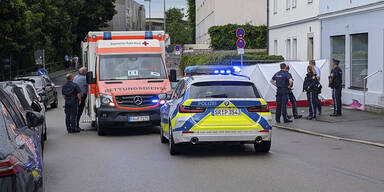 48-Jähriger rast mit Auto in Ehefrau und Tochter (5)