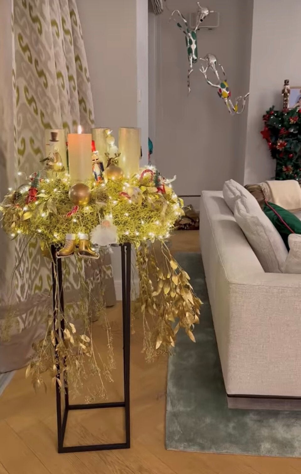 Bei Patricia Schalko ist der Kamin geschmückt. Ein Adventkranz darf natürlich auch nicht fehlen