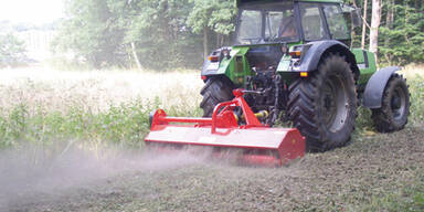 Traktorgabel spießt Pkw auf: Drei Verletzte