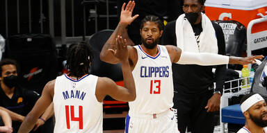 Clippers-Star Paul George klatscht mit Teamkollege Terance Mann ein