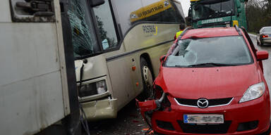 Serien-Crash mit Bus endet glimpflich 