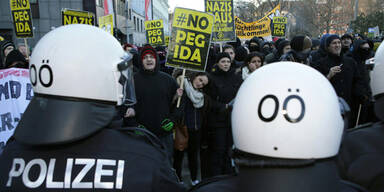 Linz: Pegida-Demo von Gegnern blockiert