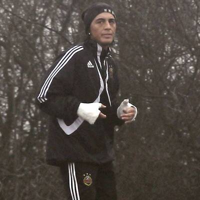 Pehlivan trägt Gips