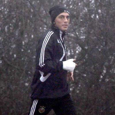 Pehlivan trägt Gips