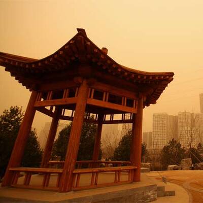 Sandsturm färbt Himmel über Peking orange