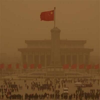 Sandsturm färbt Himmel über Peking orange