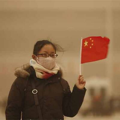 Sandsturm färbt Himmel über Peking orange