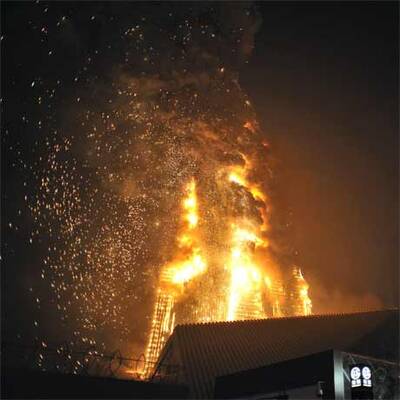 Mandarin-Oriental Hotel in Peking in Flammen