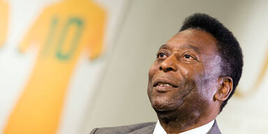 Pele versteigert Medaillen, B&auml;lle und Schuhe