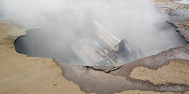 Auto stürzt in kochendes Wasser: 2 Tote