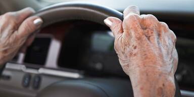 Pensionistin am Steuer