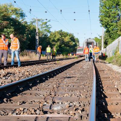 Zug entgleist - Pendler-Chaos in Wien