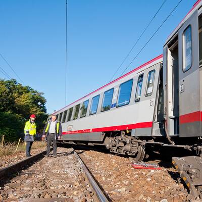 Zug entgleist - Pendler-Chaos in Wien