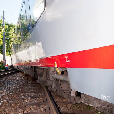 Zug entgleist - Pendler-Chaos in Wien