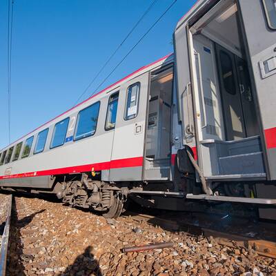 Zug entgleist - Pendler-Chaos in Wien