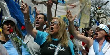 Tumulte bei Umbettung Peróns