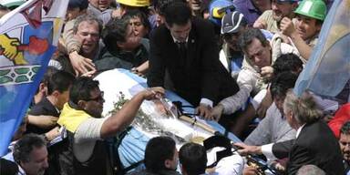 Tumulte bei Umbettung Peróns