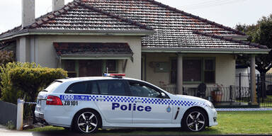 Mutter, Oma und drei M&auml;dchen in Haus get&ouml;tet