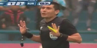 Peru: Schiri leistet irren Assist