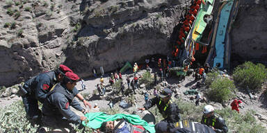Peru: Bus stürzt in Schlucht