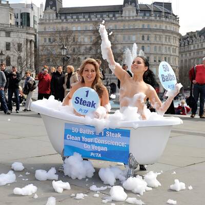 Sexy PETA-Protest in London