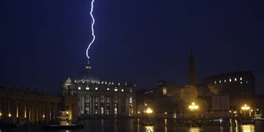 Papst-Rücktritt: Blitz schlägt im Petersdom ein