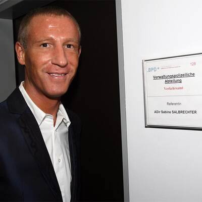 Hier holt Petzner seinen Führerschein