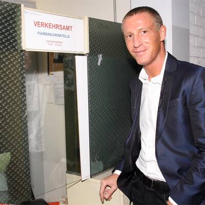 Hier holt Petzner seinen Führerschein