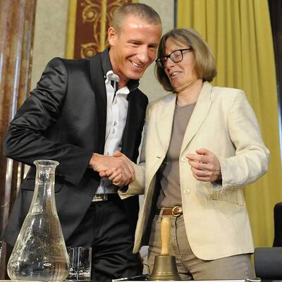 Parlaments-Mitarbeiter bringen die brisanten Akten in den Sitzungssaal