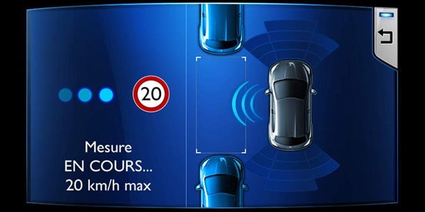 Peugeot 208 parkt jetzt automatisch ein