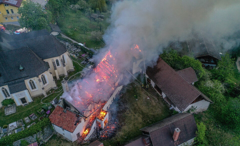 Spektakulärer Brand auf Pfarrhof forderte 110 Feuerwehrleute