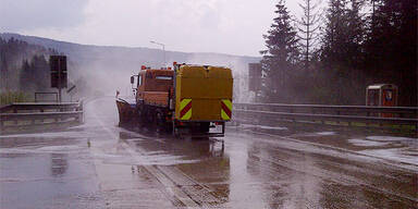 Hagel: Schneepflug auf der A2 unterwegs 