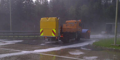 Hagel: Schneepflug auf der A2 unterwegs 