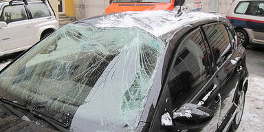 Holzpfosten kracht auf Auto