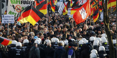 Köln: Polizei löst Pegida-Demo auf 
