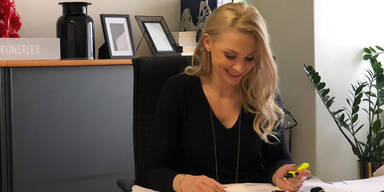 Philippa Strache zeigt ihr neues Büro