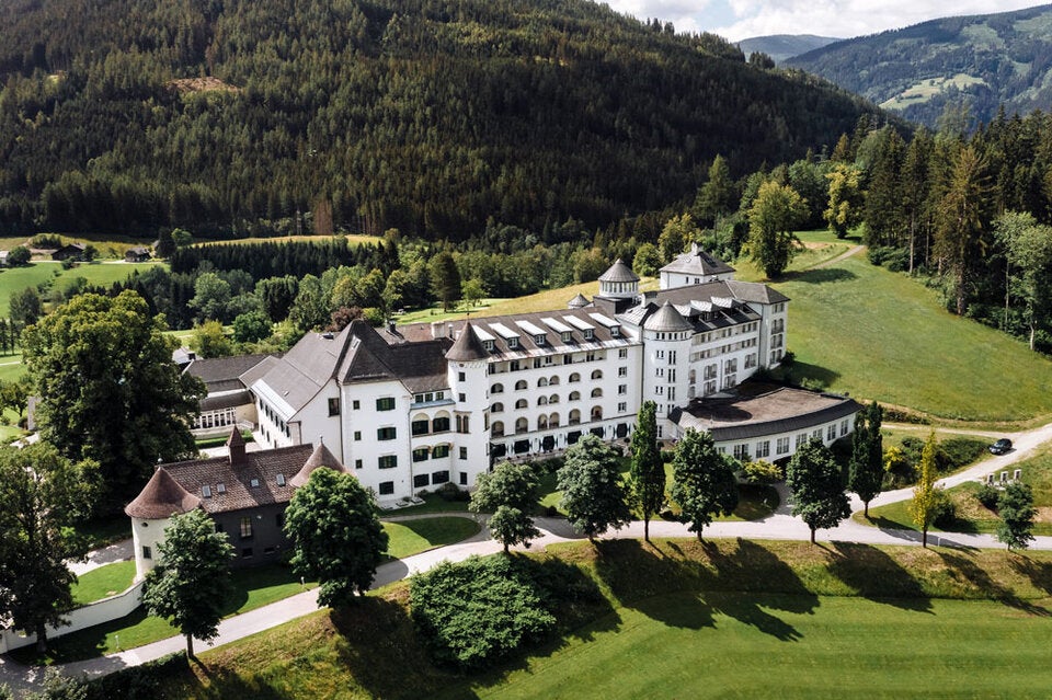 Imlauer Schloss Pichlarn vereint Top-Golf, Naturkulisse am Grimming und höchsten Hotelkomfort.
