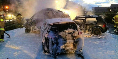 Frontal-Crash: 3 Autos in Flammen 