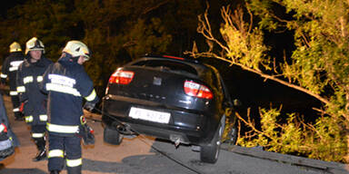 Unfallauto hängt halb von der Brücke