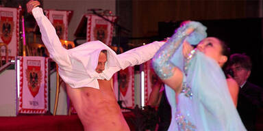 Strip! Piesczek zeigt Sixpack