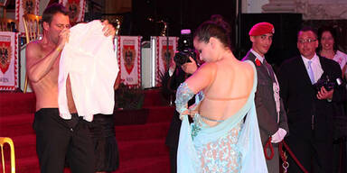 Strip! Piesczek zeigt Sixpack