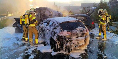 Frontal-Crash: 3 Autos in Flammen 
